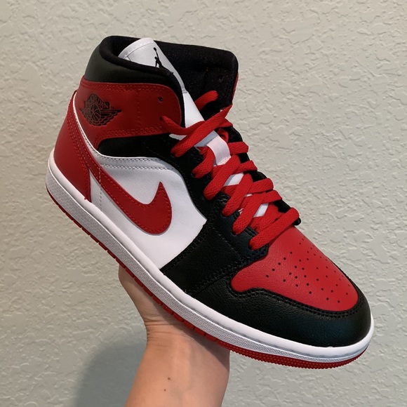 Nike Shoes - 🖤❤️NIKE AIR JORDAN 1 MID SNEAKERS❤️🖤